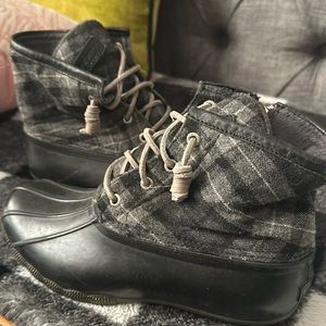Womens Sperry winter boot. Black and grey, good condition.